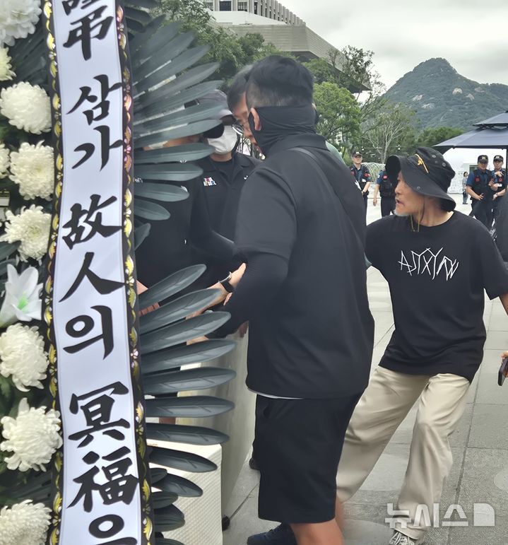 [서울=뉴시스] 조성하 기자 = 17일 오전 서울 종로구 광화문광장에서 전국가습기살균제참사피해자연대 관계자와 서울시 관계자들이 고(故) 서영철 대표의 분향소 시설물 설치를 두고 실랑이를 벌이고 있다. 2026.08.17. create@newsis.scom