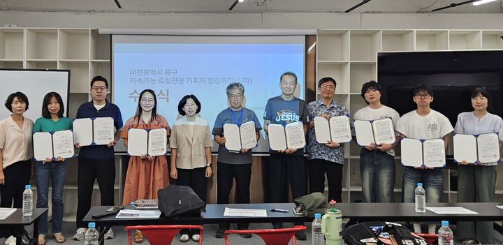 [대전=뉴시스] 대전 중구가 운영한 '지속가능 로컬관광 기획자 양성 심화과정' 수료자들이 기념사진을 찍고 있다. (사진= 중구청 제공) 2026.08.17. *재판매 및 DB 금지