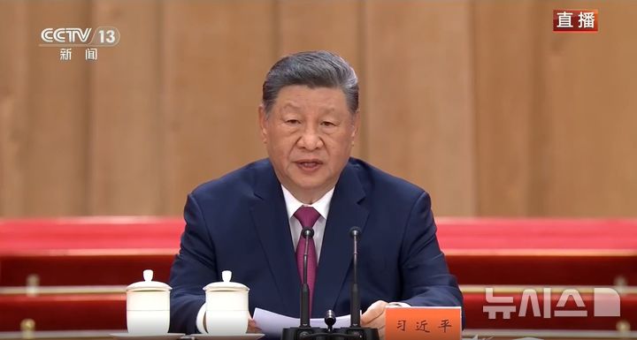 [베이징=뉴시스] 시진핑 중국 국가주석이 17일 오전 베이징 인민대회당에서 열린 장쩌민 전 국가주석 탄생 100주년 기념식에서 연설하고 있다.(사진=중국 CCTV 영상 갈무리) 2026.08.17 photo@newsis.com