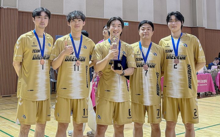 [대전=뉴시스] 대전 대덕구 세팍타크로팀이 최근 대전한밭체육관서 열린 '2026 시·도대항 세팍타크로대회’ 남자 일반부 쿼드(4인조) 종목에서 동메달을 획득한 뒤 기념사진을 찍고 있다. (사진= 대덕구 제공) *재판매 및 DB 금지