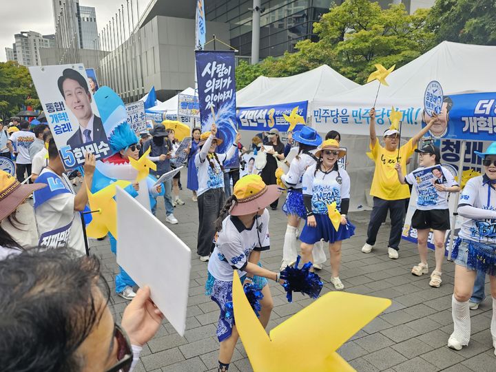 [대전=뉴시스]한재혁 기자 = 17일 정청래 더불어민주당 당대표 후보의 지지자들이 대전 대전컨벤션센터에서 열린 3차 전국당원대회 개최를 앞두고 응원전을 펼치고 있다. 2026.08.17. saebyeok@newsis.com *재판매 및 DB 금지