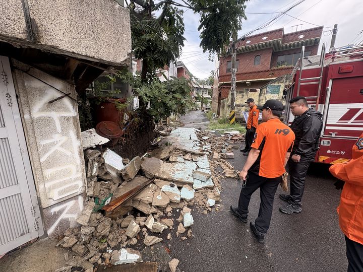 [울산=뉴시스] 17일 오전 울산에 호우주의보가 내려진 가운데 강풍을 동반한 폭우로 중구 한 주택가에 담벼락이 무너져 있다. (사진=울산소방본부 제공) 2026.08.17. photo@newsis.com *재판매 및 DB 금지