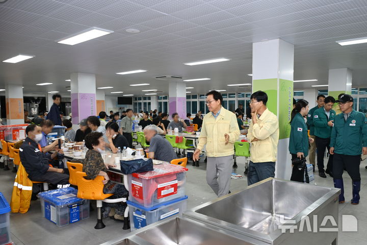 [거제=뉴시스]박완수 경남도지사가 17일 주민대피소가 마련된 거제시 옥포성지중학교를 찾아 이재민들을 위로하고 불편 사항이 없는지 살피고 있다.(사진=경남도 제공) 20126.08.17. photo@newsis.com