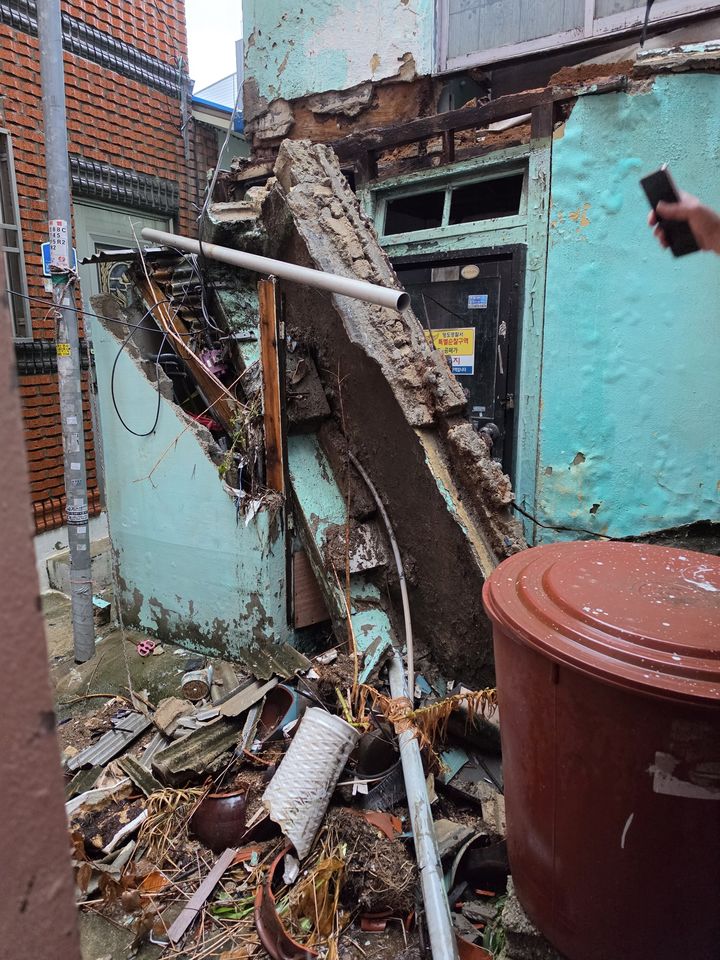 [부산=뉴시스] 부산지역에 호우주의와 강풍주의보가 발효 중인 17일 오전 부산 영도구의 한 빈집이 무너졌다. (사진=부산소방재난본부 제공) 2026.08.17 photo@newsis.com