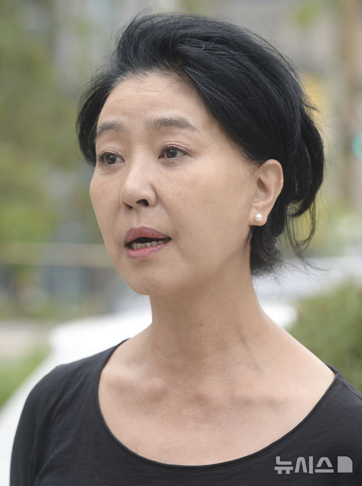 [서울=뉴시스] 최진석 기자 = 배우 김부선이 20일 오후 송파구 서울동부지방법원에서 난방비 명예훼손 항소심 1차 공판을 마친 뒤 취재진과 인터뷰하고 있다.