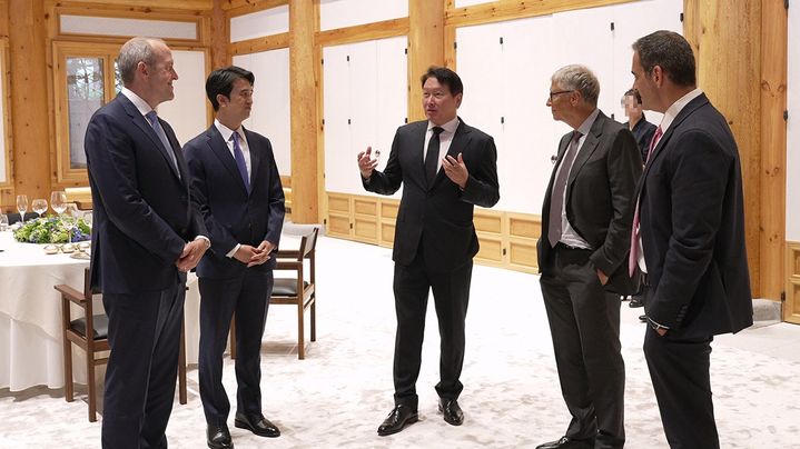 [서울=뉴시스] 왼쪽부터 크리스 르베크 테라파워 CEO, 추형욱 SK이노베이션 대표이사, 최태원 SK그룹 회장, 빌 게이츠 테라파워 이사회 의장, 제프 밀러 테라파워 사업개발 수석 부사장이 14일 서울 종로구 선혜원에서 만찬 전 회담을 나누고 있다. (사진=SK이노베이션 제공) photo@newsis.com *재판매 및 DB 금지