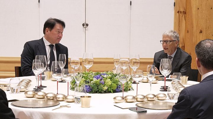[서울=뉴시스] 왼쪽부터 최태원 SK그룹 회장, 빌 게이츠 테라파워 이사회 의장이 14일 서울 종로구 선혜원에서 만찬 전 회담을 나누고 있다. (사진=SK이노베이션 제공) photo@newsis.com *재판매 및 DB 금지