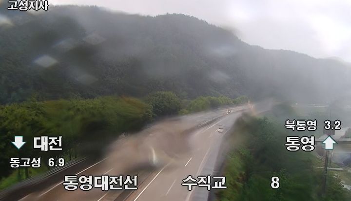 [창원=뉴시스]김기진 기자=17일 통영대전고속도로 통열 톨게이트 CCTV.(사진=도로공사 로드플러스CCTV 갈무리) 2026.08.17.sky@newsis.com *재판매 및 DB 금지