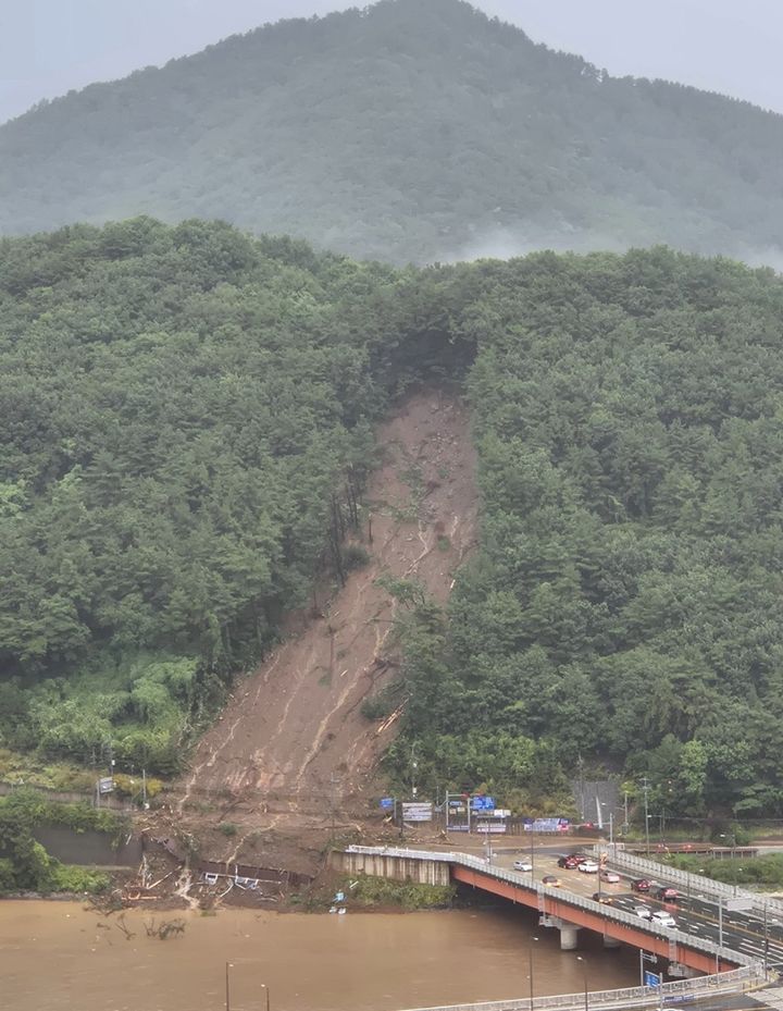 [거제=뉴시스] 강경국 기자 = 기록적인 폭우가 쏟아진 17일 오후 경남 거제의 한 야산에서 산사태가 발생해 흙과 돌이 산 아래 도로를 덮쳐 일대가 통제되고 있다. (사진=독자 제공). 2026.08.17. photo@newsis.com *재판매 및 DB 금지