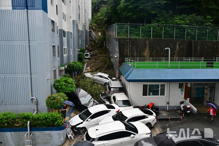 [거제=뉴시스] 차용현 기자 = 17일 오전 밤사이 내린 폭우로 경남 거제시 거제대로 인근 한 아파트 뒤편에서 산사태가 발생해 쏟아져 내린 토사가 주차된 차량 등을 덮쳐 피해가 발생했다. 2026.08.17. con@newsis.com