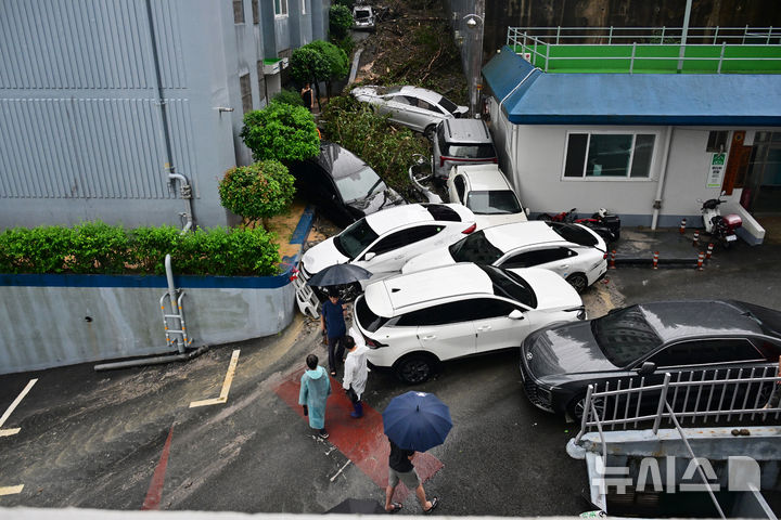 [거제=뉴시스] 차용현 기자 = 17일 오전 밤사이 내린 폭우로 경남 거제시 거제대로 인근 한 아파트 뒤편에서 산사태가 발생해 쏟아져 내린 토사가 주차된 차량 등을 덮쳐 피해가 발생했다. 2026.08.17. con@newsis.com