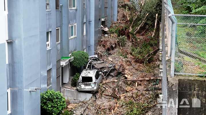 [거제=뉴시스] 차용현 기자 = 17일 오전 밤사이 내린 폭우로 경남 거제시 거제대로 인근 한 아파트 뒤편에서 산사태가 발생해 쏟아져 내린 토사가 주차된 차량 등을 덮쳐 피해가 발생했다. 2026.08.17. con@newsis.com