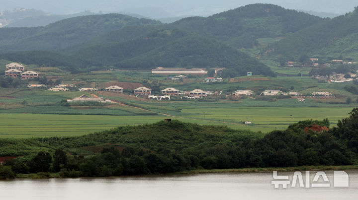 [파주=뉴시스] 김금보 기자 = 17일 경기 파주 오두산통일전망대에서 북한이 보이고 있다. 도널드 트럼프 미국 대통령은 16일(현지 시간) 한미 정례 연합군사연습을 축소하라고 지시했다고 밝혔다. 2026.08.17. kgb@newsis.com