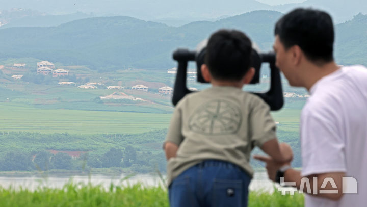 [파주=뉴시스] 김금보 기자 = 17일 경기 파주 오두산통일전망대에서 관람객들이 북쪽을 보고 있다. 도널드 트럼프 미국 대통령은 16일(현지 시간) 한미 정례 연합군사연습을 축소하라고 지시했다고 밝혔다. 2026.08.17. kgb@newsis.com