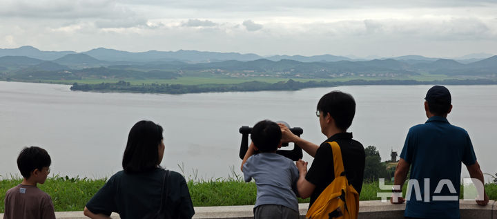 [파주=뉴시스] 김금보 기자 = 17일 경기 파주 오두산통일전망대에서 관람객들이 북쪽을 보고 있다. 도널드 트럼프 미국 대통령은 16일(현지 시간) 한미 정례 연합군사훈련인 ‘을지 자유의 방패' 훈련을 축소하라고 지시했다.2026.08.18. kgb@newsis.com.