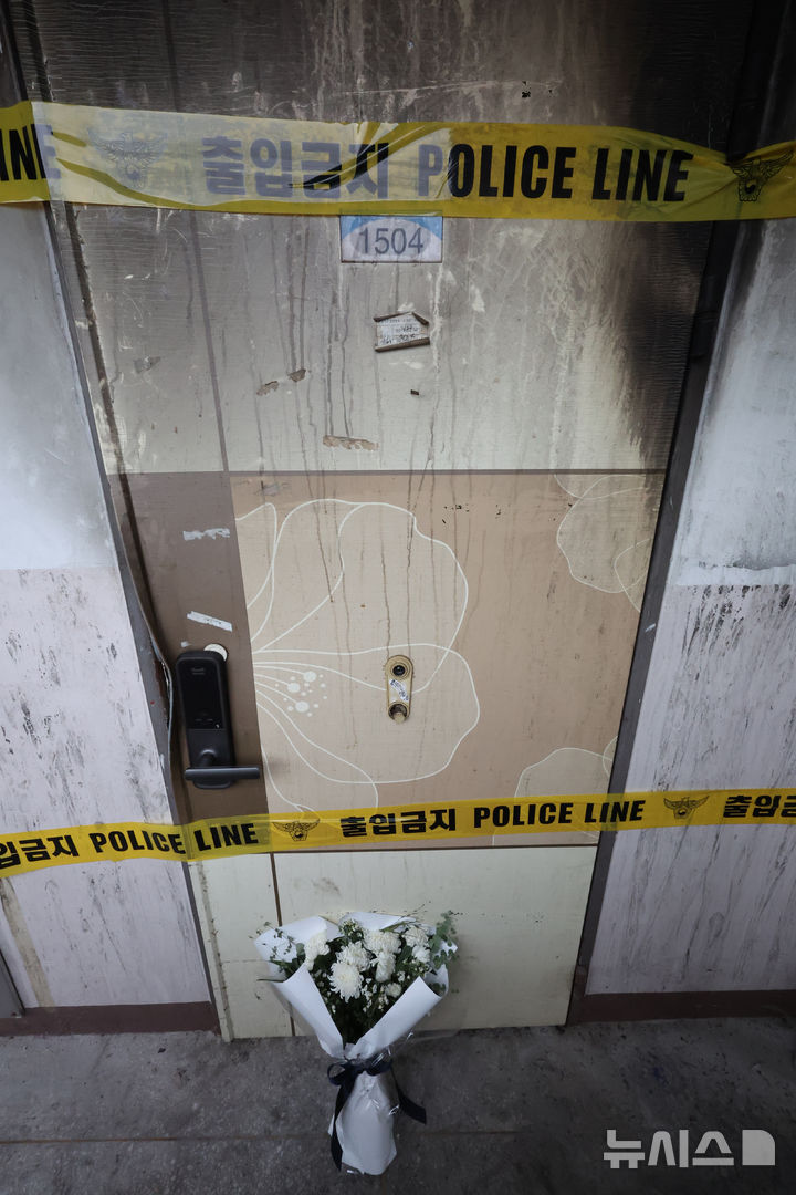 [서울=뉴시스] 김금보 기자 = 17일 서울 양천구 가양동 아파트 화재 현장에 근조 꽃다발이 놓여 있다. 현장에선 지난 11일 오후 발생한 화재로 30대 아들과 60대 모친이 추락해 숨졌다. 2026.08.17. kgb@newsis.com