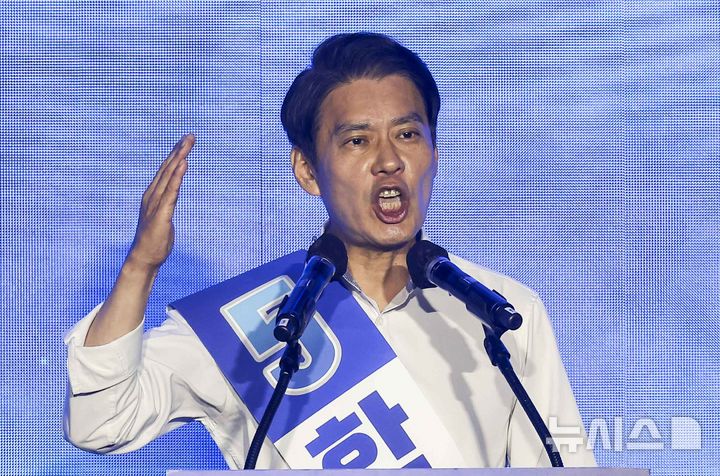 [대전=뉴시스] 정병혁 기자 = 한민수 더불어민주당 최고위원 후보가 17일 대전 유성구 대전컨벤션센터 제2전시장에서 열린 더불어민주당 제3차 정기전국당원대회에서 정견발표를 하고 있다. 2026.08.17. jhope@newsis.com
