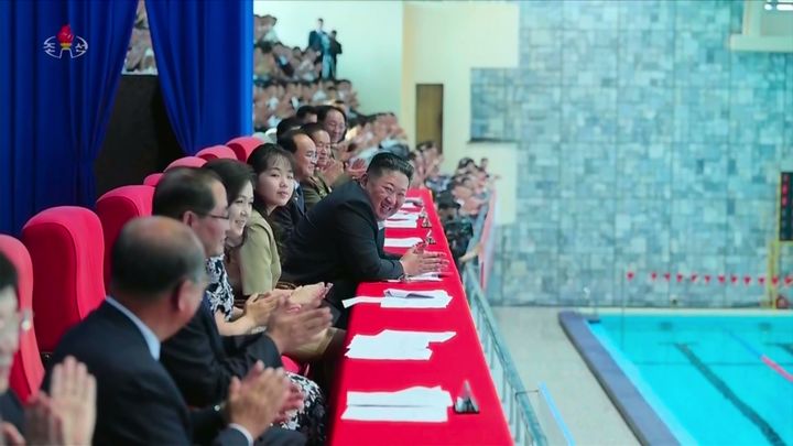 [서울-뉴시스] 김정은 북한 국무위원장이 지난 16일 아내 리설주, 딸 김주애와 함께 조국 해방 81돌 기념 수영 및 다이빙 경기를 관람했다고 조선중앙TV가 17일 보도했다. (사진=조선중앙TV캡처) 2026.08.17. photo@newsis.com *재판매 및 DB 금지