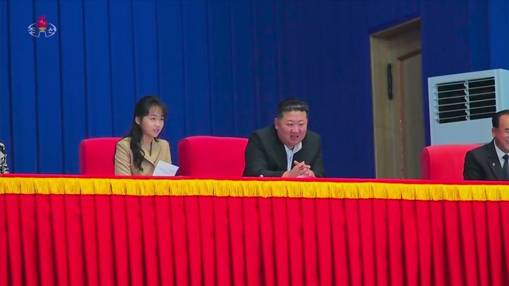 [서울-뉴시스] 김정은 북한 국무위원장이 지난 16일 아내 리설주, 딸 김주애와 함께 조국 해방 81돌 기념 수영 및 다이빙 경기를 관람했다고 조선중앙TV가 17일 보도했다. (사진=조선중앙TV캡처) 2026.08.17. photo@newsis.com *재판매 및 DB 금지