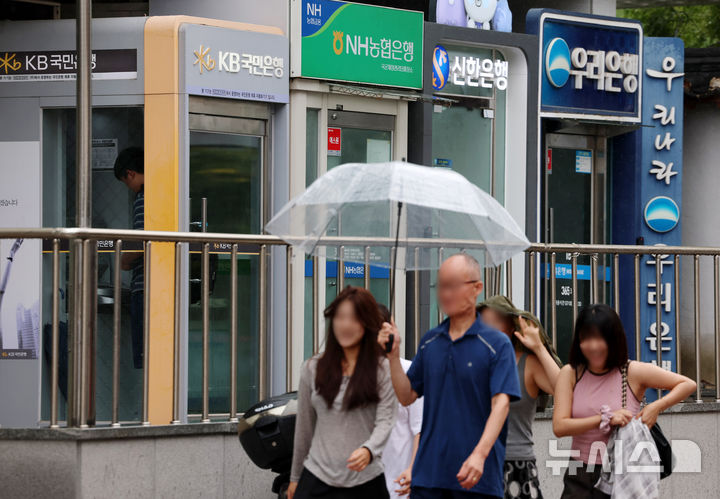 [서울=뉴시스] 조성우 기자 = 금융당국이 올해 가계부채 관리 목표를 기존보다 2배로 높이면서 5대 시중은행의 주택담보대출 공급 여력도 최대 7조5천억원가량 확대될 것으로 전망된다. 사진은 17일 서울 시내 시중은행 ATM 기기 모습. 2026.08.17. xconfind@newsis.com