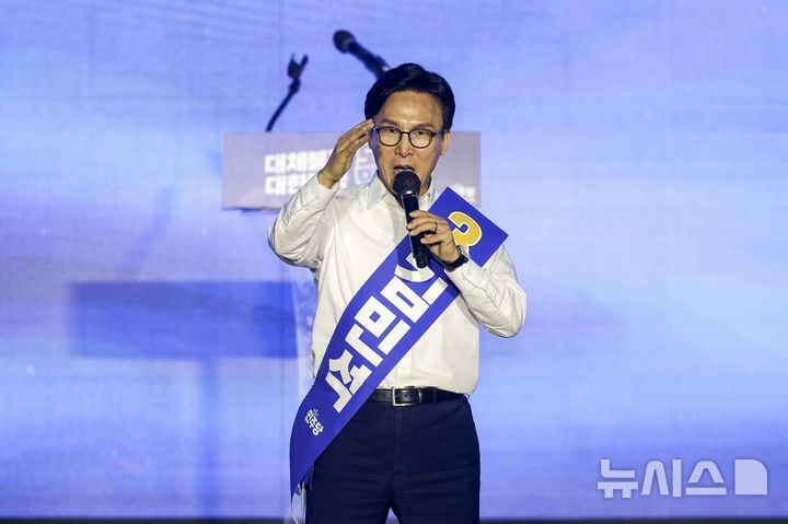 [대전=뉴시스] 정병혁 기자 = 김민석 더불어민주당 당대표 후보가 17일 대전 유성구 대전컨벤션센터 제2전시장에서 열린 더불어민주당 제3차 정기전국당원대회에서 정견발표를 하고 있다. 2026.08.17. jhope@newsis.com