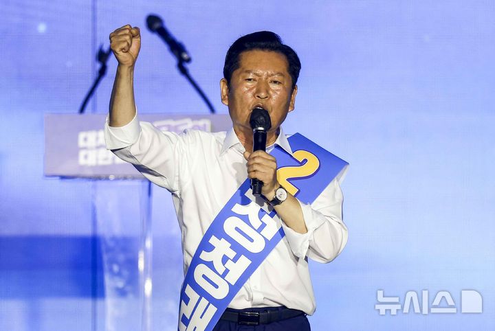 [대전=뉴시스] 정병혁 기자 = 정청래 더불어민주당 당대표 후보가 17일 대전 유성구 대전컨벤션센터 제2전시장에서 열린 더불어민주당 제3차 정기전국당원대회에서 정견발표를 하고 있다. 2026.08.17. jhope@newsis.com