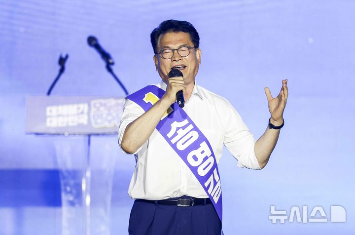 [대전=뉴시스] 정병혁 기자 = 송영길 더불어민주당 당대표 후보가 17일 대전 유성구 대전컨벤션센터 제2전시장에서 열린 더불어민주당 제3차 정기전국당원대회에서 정견발표를 하고 있다. 2026.08.17. jhope@newsis.com