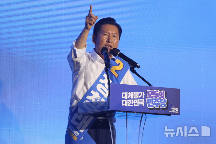 [대전=뉴시스] 정병혁 기자 = 정청래 더불어민주당 당대표 후보가 17일 대전 유성구 대전컨벤션센터 제2전시장에서 열린 더불어민주당 제3차 정기전국당원대회에서 정견발표를 하고 있다. (공동취재) 2026.08.17. photo@newsis.com