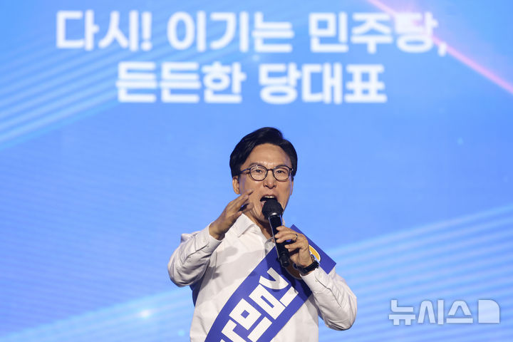 [대전=뉴시스] 정병혁 기자 = 김민석 더불어민주당 당대표 후보가 17일 대전 유성구 대전컨벤션센터 제2전시장에서 열린 더불어민주당 제3차 정기전국당원대회에서 정견발표를 하고 있다. (공동취재) 2026.08.17. photo@newsis.com