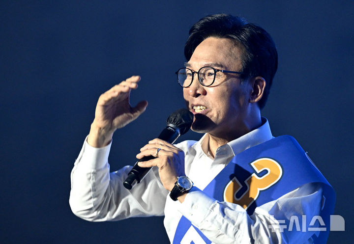 [대전=뉴시스] 정병혁 기자 = 김민석 더불어민주당 당대표 후보가 17일 대전 유성구 대전컨벤션센터 제2전시장에서 열린 더불어민주당 제3차 정기전국당원대회에서 정견발표를 하고 있다. (공동취재) 2026.08.17. photo@newsis.com