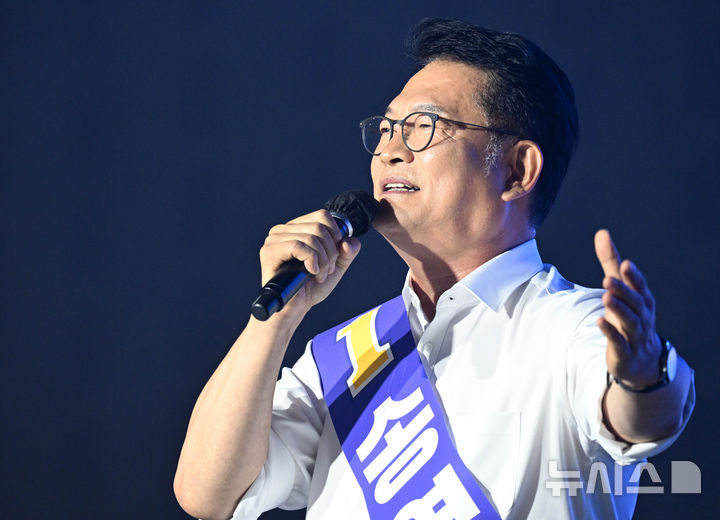 [대전=뉴시스] 정병혁 기자 = 송영길 더불어민주당 당대표 후보가 17일 대전 유성구 대전컨벤션센터 제2전시장에서 열린 더불어민주당 제3차 정기전국당원대회에서 정견발표를 하고 있다. (공동취재) 2026.08.17. photo@newsis.com
