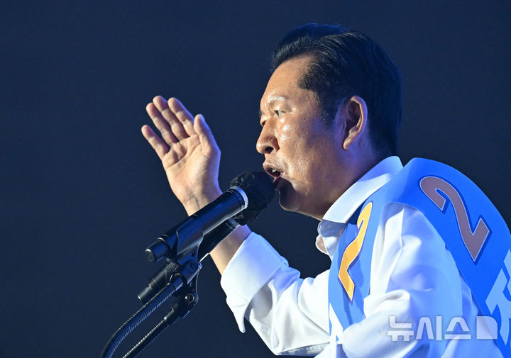 [대전=뉴시스] 정병혁 기자 = 정청래 더불어민주당 당대표 후보가 17일 대전 유성구 대전컨벤션센터 제2전시장에서 열린 더불어민주당 제3차 정기전국당원대회에서 정견발표를 하고 있다. (공동취재) 2026.08.17. photo@newsis.com