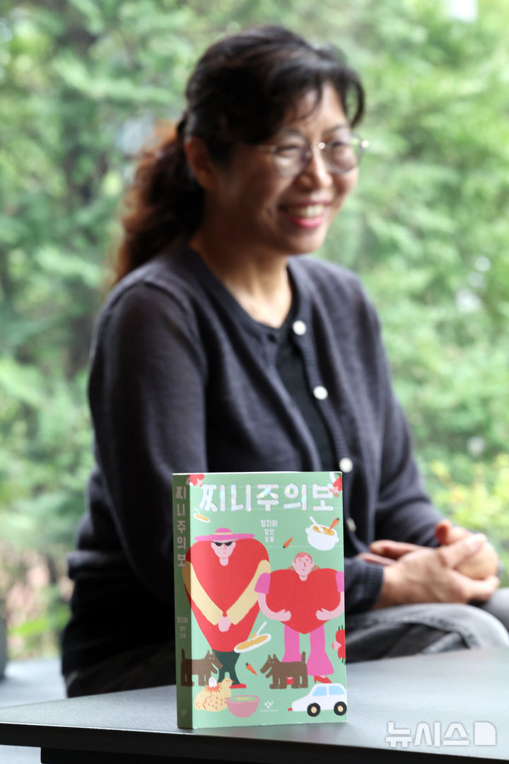 [서울=뉴시스] 박진희 기자 = 정지아 작가가 지난 17일 서울 마포구 한 카페에서 인터뷰 하고 있다. 정 작가는 최근 4년 만에 장편소설 '찌니주의보'를 출간했다. 2026.08.19. pak7130@newsis.com