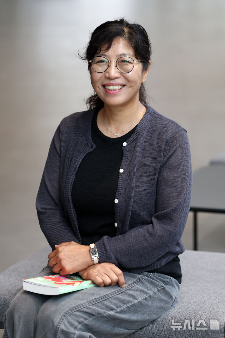 [서울=뉴시스] 박진희 기자 = 정지아 작가가 지난 17일 서울 마포구 한 카페에서 인터뷰 하고 있다. 정 작가는 최근 4년 만에 장편소설 '찌니주의보'를 출간했다. 2026.08.19. pak7130@newsis.com