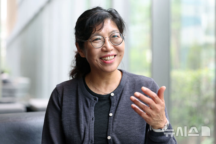 [서울=뉴시스] 박진희 기자 = 정지아 작가가 지난 17일 서울 마포구 한 카페에서 인터뷰 하고 있다. 정 작가는 최근 4년 만에 장편소설 '찌니주의보'를 출간했다. 2026.08.19. pak7130@newsis.com