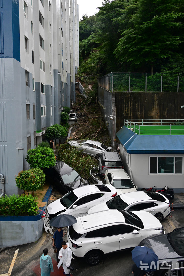 [거제=뉴시스] 차용현 기자 = 17일 오전 밤사이 내린 폭우로 경남 거제시 거제대로 인근 한 아파트 뒤편에서 산사태가 발생해 쏟아져 내린 토사가 주차된 차량 등을 덮쳐 피해가 발생했다. 2026.08.17. con@newsis.com