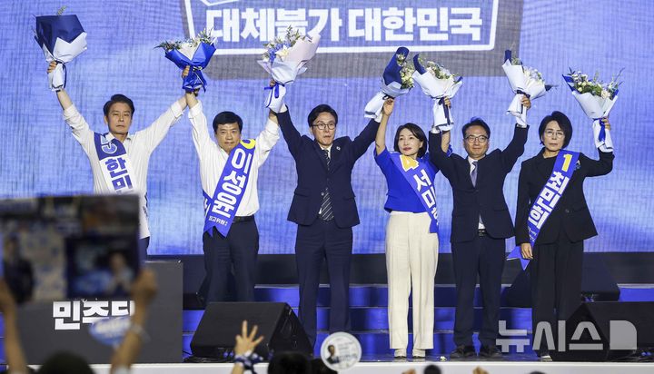 [대전=뉴시스] 정병혁 기자 = 김민석 신임 더불어민주당 당대표와 최고위원들이 17일 대전 유성구 대전컨벤션센터 제2전시장에서 열린 더불어민주당 제3차 정기전국당원대회에서 기념촬영을 하고 있다. 2026.08.17. jhope@newsis.com