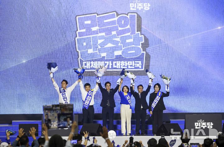 [대전=뉴시스] 정병혁 기자 = 김민석 신임 더불어민주당 당대표와 최고위원들이 17일 대전 유성구 대전컨벤션센터 제2전시장에서 열린 더불어민주당 제3차 정기전국당원대회에서 기념촬영을 하고 있다. 2026.08.17. jhope@newsis.com