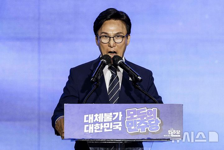 [대전=뉴시스] 정병혁 기자 = 김민석 신임 더불어민주당 당대표가 17일 대전 유성구 대전컨벤션센터 제2전시장에서 열린 더불어민주당 제3차 정기전국당원대회에서 당대표 수락연설을 하고 있다. 2026.08.17. jhope@newsis.com