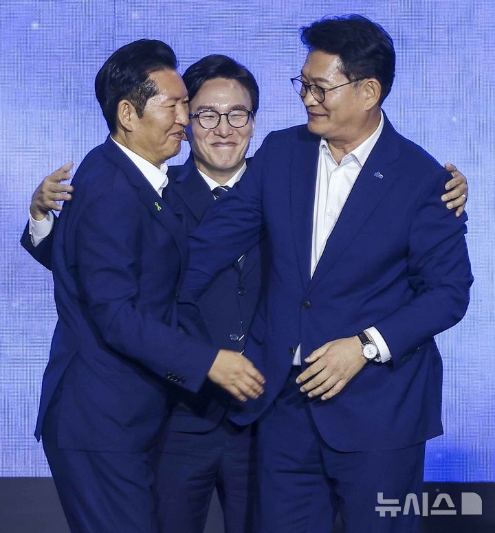 [대전=뉴시스] 정병혁 기자 = 김민석 신임 더불어민주당 당대표가 17일 대전 유성구 대전컨벤션센터 제2전시장에서 열린 더불어민주당 제3차 정기전국당원대회에서 정청래, 송영길 후보와 인사를 나누고 있다. 2026.08.17. jhope@newsis.com