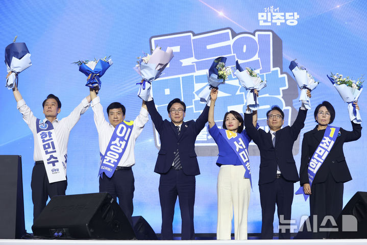 [대전=뉴시스] 정병혁 기자 = 김민석 신임 더불어민주당 당대표와 최고위원들이 17일 대전 유성구 대전컨벤션센터 제2전시장에서 열린 더불어민주당 제3차 정기전국당원대회에서 기념촬영을 하고 있다. 왼쪽부터 한민수, 이성윤 최고위원, 김민석 대표, 서미화, 박선원, 최민희 최고위원. (공동취재) 2026.08.17. photo@newsis.com