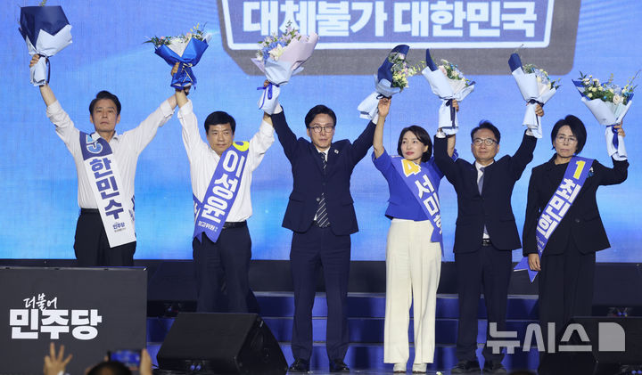 [대전=뉴시스] 정병혁 기자 = 김민석 신임 더불어민주당 당대표와 최고위원들이 17일 대전 유성구 대전컨벤션센터 제2전시장에서 열린 더불어민주당 제3차 정기전국당원대회에서 기념촬영을 하고 있다. 왼쪽부터 한민수, 이성윤 최고위원, 김민석 대표, 서미화, 박선원, 최민희 최고위원. (공동취재) 2026.08.17. photo@newsis.com