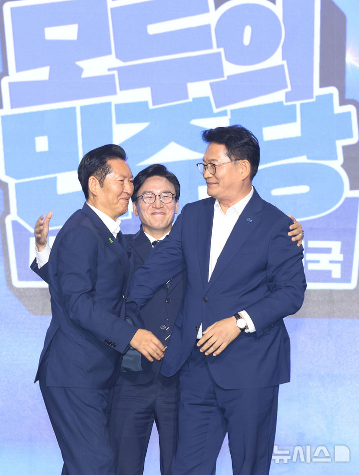 [대전=뉴시스] 정병혁 기자 = 김민석 더불어민주당 대표가 17일 대전시 유성구 대전컨벤션센터(DCC) 제2전시장에서 열린 '더불어민주당, 제3차 정기전국당원대회'에서 낙선한 정청래, 송영길 후보를 안아주고 있다. (공동취재) 2026.08.17. photo@newsis.com