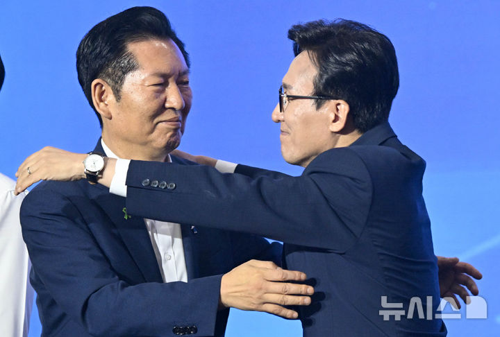 [대전=뉴시스] 정병혁 기자 = 김민석 신임 더불어민주당 당대표가 17일 대전 유성구 대전컨벤션센터 제2전시장에서 열린 더불어민주당 제3차 정기전국당원대회에서 당 대표 당선이 확정되자 정청래 후보와 포옹을 하고 있다. (공동취재) 2026.08.17. photo@newsis.com