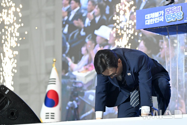 [대전=뉴시스] 정병혁 기자 = 김민석 신임 더불어민주당 당대표가 17일 대전 유성구 대전컨벤션센터 제2전시장에서 열린 더불어민주당 제3차 정기전국당원대회에서 큰절을 하고 있다. (공동취재) 2026.08.17. photo@newsis.com