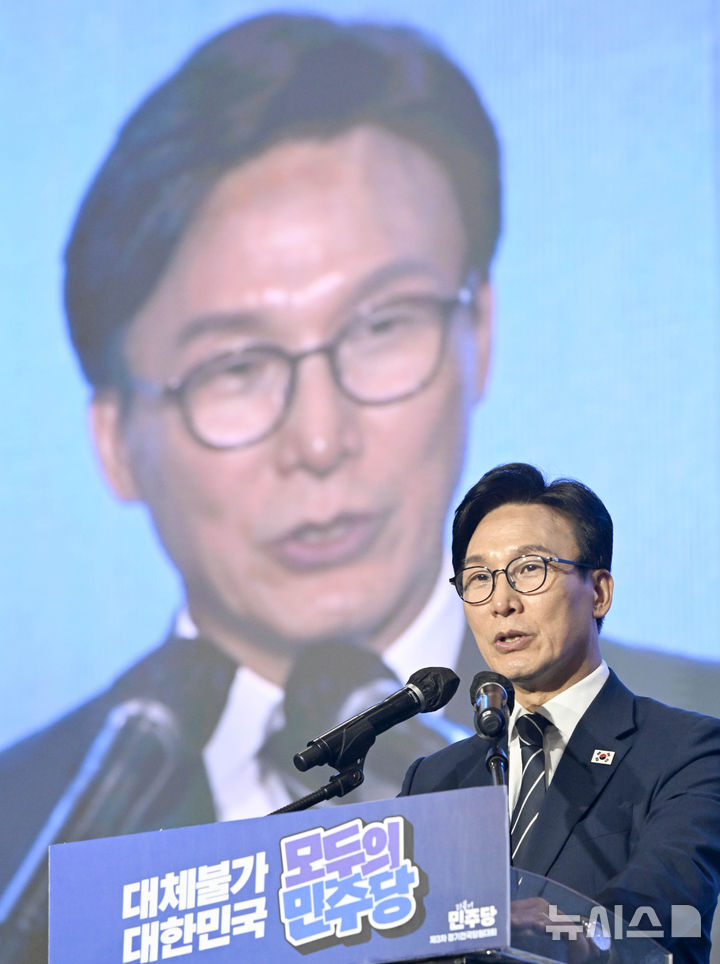 [대전=뉴시스] 정병혁 기자 = 김민석 신임 더불어민주당 당대표가 17일 대전 유성구 대전컨벤션센터 제2전시장에서 열린 더불어민주당 제3차 정기전국당원대회에서 수락연설을 하고 있다. (공동취재) 2026.08.17. photo@newsis.com