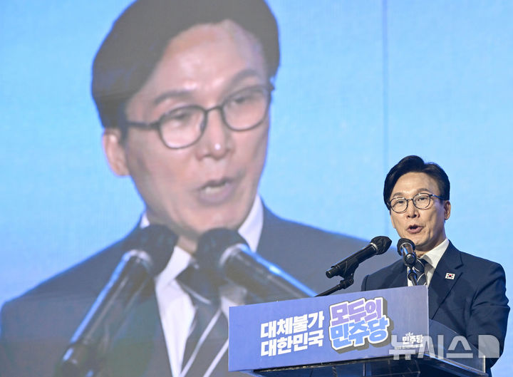 [대전=뉴시스] 정병혁 기자 = 김민석 신임 더불어민주당 당대표가 17일 대전 유성구 대전컨벤션센터 제2전시장에서 열린 더불어민주당 제3차 정기전국당원대회에서 수락연설을 하고 있다. (공동취재) 2026.08.17. photo@newsis.com