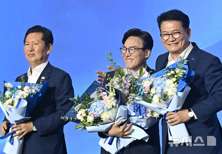 [대전=뉴시스] 정병혁 기자 = 김민석 신임 더불어민주당 당대표가 17일 대전 유성구 대전컨벤션센터 제2전시장에서 열린 더불어민주당 제3차 정기전국당원대회에서 송영길 후보의 축하를 받고 있다. (공동취재) 2026.08.17. photo@newsis.com