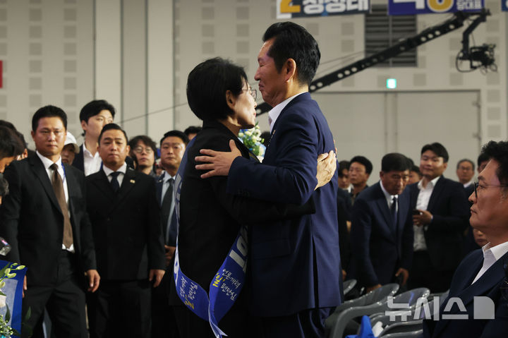 [대전=뉴시스] 정병혁 기자 = 정청래 더불어민주당 대표 후보자가 17일 대전시 유성구 대전컨벤션센터(DCC) 제2전시장에서 열린 '더불어민주당, 제3차 정기전국당원대회'에서 낙선한 뒤 최민희 최고위원의 위로를 받고 있다. (공동취재) 2026.08.17. photo@newsis.com