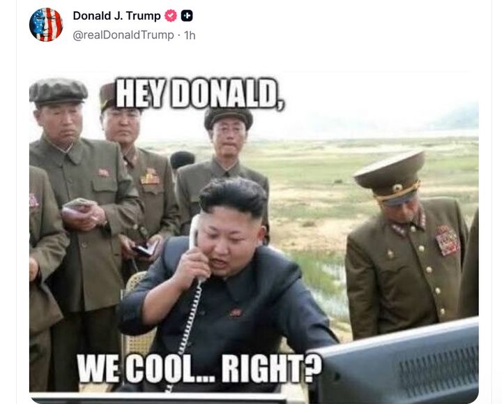 [워싱턴=뉴시스]도널드 트럼프 미국 대통령이 17일(현지 시간) 김정은 북한 국무위원장이 자신의 대화 요청에 응답했다고 주장한 후 소셜미디어(SNS) 김 위원장이 전화기를 잡고 있는 사진을 게재했다. (사진=트럼프 트루스소셜 캡처). 2026.08.18. *재판매 및 DB 금지